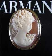 Quality Carnelian Shell woman with flowers Brooch/Pendant marked 14K Gold clasp