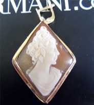 Italian Stylish Carnelian Shell Pendant Marked 750 (18K) Yellow Gold. Signed