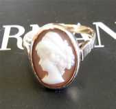 Ring Size 6.5 , 14K Yellow Gold( (unmarked but tested) Circa 1910 Sardonyx Shell Classic Profile Girl in heat