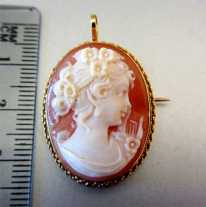 Superior Quality 18K (marked “750”) Yellow Gold Pin/Pendant. Italian carnelian shell image of Muse.