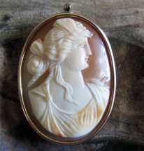 Art Deco Cameo 14K Yellow Gold Pendent circa 1930. Large Carved Carnelian Shell