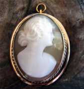 Girl portrait nicely Carved light sardonyx Shell circa 1930th 10K yellow Gold Unmarked (tested) Pendant/Brooch