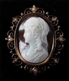 18K Gold Victorian Brooch & Pendant Artistically made Sardonyx Shell Filigree Bezel w/4 pearls Circa 1875