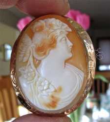Art Nouveau Victorian Big carnelian shell carving circa 1895 Remarkable marked etched 10K Yellow Gold Brooch