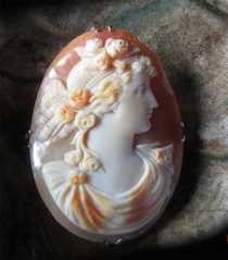 Big Museum Quality Carnelian 3 colors Shell Marked (10K) Yellow Gold Brooch circa 1910
