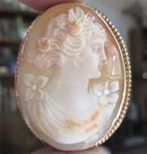 Extra Quality hand carved light Carnelian Shell from 1930th. Unmarked but tested 10K Yellow Gold Brooch Cameo