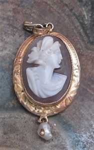 Well carved Authentic Edwardian shell in lavalliere Cameo circa 1910 Hallmarked 10K Yellow Gold pendant with Natural Pearl