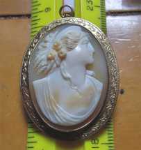 Classic Roman Goddess profile - great hand carved multicolored shell. Hallmarked/etched 10K Yellow Gold Brooch/Pendant 1895 - 1915.
