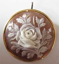 Detailed Rose executed in Sardonyx shell vintage signed by the Artist Marked 18K Yellow Gold Brooch/Pendant.