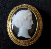 Museum Quality carved Agate image of Roman woman 18K Yellow Gold Brooch. Circa 1870
