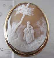 High Quality Victorian Pastoral Scene Light Sardonyx Shell circa 1890 Marked 10K Yellow Gold Big Brooch with Gold rope around