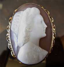 Masterly carved Carnelian shell 1945 Nurse BSN from the WWII epoch 14K Yellow Gold Brooch Signed by the Artist