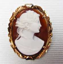 Elegant vintage circa 1920 marked 14K Gold Ornate Sardonyx shell Cameo Pendant/Brooch