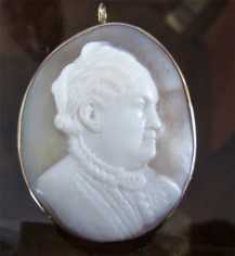 Queen Victoria superior portrait carved shell circa 1890 Unmarked/tested 14K Yellow Gold brooch