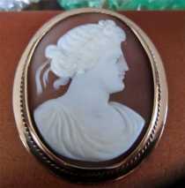 Elegant Antique XIX century Classic Sardonyx Shell 10K Solid Yellow Gold Cameo Brooch