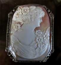 Carnelian shell masterly carved in the 1930th Marked 14K White Gold Brooch/Pendant.