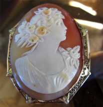 3 colors Carnelian shell masterly carved in the 1930th in marked 14K Yellow Gold Brooch/Pendant.
