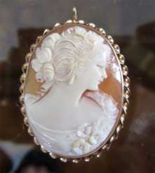 Elegant vintage circa 1930 Ornate detailed Carnelian shell marked 10K Gold Cameo Pendant/Brooch