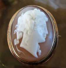 Edwardian (circa 1910-1915) 14K Yellow Gold cameo brooch. Great quality carved shell head of Dionysus -god of wine