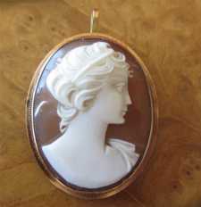 Marked 14K Yellow Gold cameo pendant/brooch. Signed by the Artist Great quality woman’s portrait carved Sardonyx shell