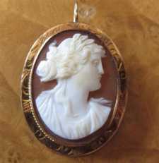 Great quality Sardonyx shell Roman woman’s portrait circa 1910 1OK Yellow Gold cameo pendant/brooch signed by the Artist