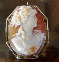 Museum Quality Carnelian shell masterly carved circa 1920th Marked Big 14K Yellow Gold Brooch/Pendant.