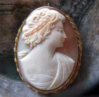 Great quality stylish 3 colors carved shell circa 1930 Marked 10K Yellow Gold brooch/pendant cameo