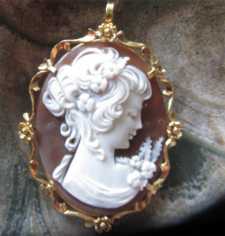 An exquisitely carved Sardonyx shell - temporarily art from Ital Marked ”750”- 18K Yellow Gold. Signed by the Artist