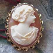 Pretty little one - carved carnelian shell from 1930th Marked 10K Yellow Gold pendant
