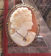Great Carnelian shell - charming girl with diamond neckles Big filigree marked 10K Yellow Gold Brooch/Pendant