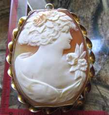 Art Deco Young woman from 1930th Carnelian shell Big 10K Yellow Gold Cameo Brooch/Pendant