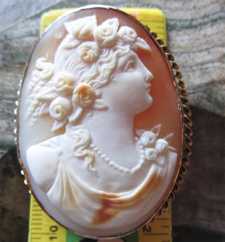 Finely carved woman’s profile Art Deco Carnelian shell Big 14K (tested) Yellow Gold Cameo Brooch