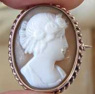 Petite high relief carved carnelian shell from 1905-1910 Marked 10K Yellow Gold twisted rope brooch