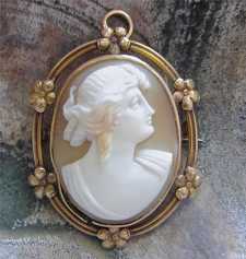 Edwardian from 1905-1910 carved Classic Roman’s woman head Marked 10K Yellow Gold 5 flowers brooch/pendant