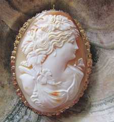 Huge Museum Quality Carnelian shell masterly carved circa 1930 Marked but faded Yellow Gold Brooch/Pendant.