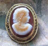 Pocahontas in Indian head wear - rear 3 colors carved Agate hard stone Marked 14K Yellow Gold filigree brooch from 1920th