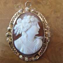 Well carved Sardonyx shell from 1910 - 1920th signed by the Artist Marked 10K Yellow Gold filigree brooch/pendant