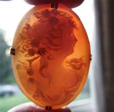 Amazingly detailed carved Art Deco shell from 1910th Marked 14K Yellow Gold Cameo Brooch