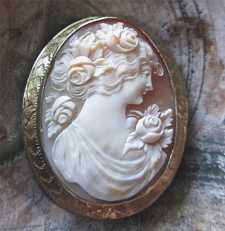 Beautiful vintage finely carved shell portrait of lady with roses Set in the solid 10K Yellow Gold brooch. Circa 1920