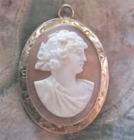 Young woman from 1910- 1930 - well carved carnelian shell Marked 10K Yellow Gold brooch/pendant