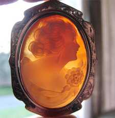 Superior Carnelian shell masterly carved in the 1930th Marked 10K White Gold filigree Brooch/Pendant