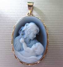 Mother & Child hand Carved Agate signed by the Artist Hallmarked 14K Yellow Gold Cameo Pendant