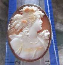Masterly carved shell - woman’s head multi colors cameo Unmarked/tested 14K Yellow Gold Brooch/Pendant