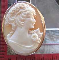 Italian girl - modern well hand carved shell Marked 14K Yellow Gold brooch/pendant