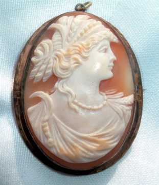 Vintage Estate Beautiful Large Shell Cameo Pin Pendant in 14K Gold Frame. Circa 1915