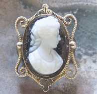 Antique classic circa 1875 well carved petite Agate stone Cameo Victorian Filigree 10K Yellow Gold Brooch