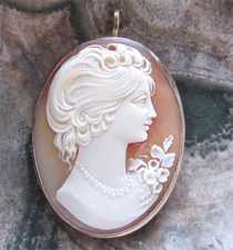 Masterly carved shell - Italian woman’s head cameo Marked 750 (18K) Yellow Gold Brooch/Pendant