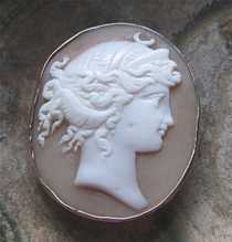 Great carving shell, Diana - Roman goddess of purity & nature Unmarked 9K (or higher) Yellow Gold Brooch