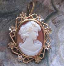 Italian high quality carved Carnelian shell Signed by the Artist Marked 750 filigree 18K Yellow Gold Brooch/Pendant.