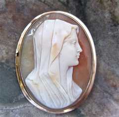 Museum quality carved shell - Italian woman’s in head scarf vintage unmarked (tested) 14K Yellow Gold Brooch
